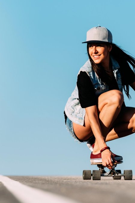 Девушка со скейтом