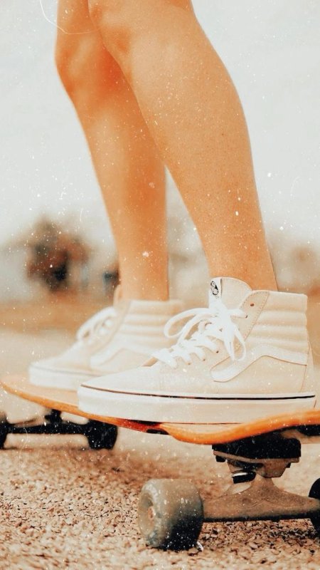 Девушка на скейтборде