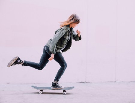Девушка на скейте