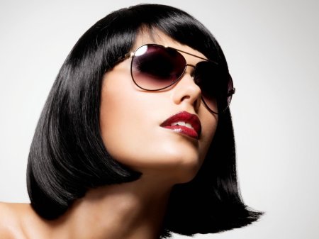 Девушка с каре в очках