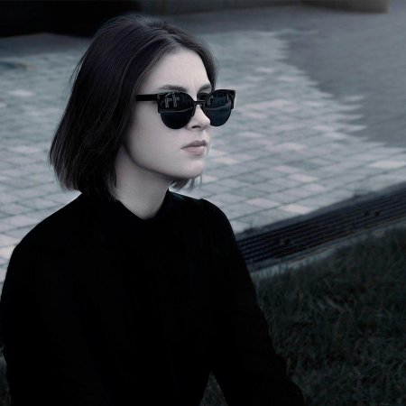 Девушка с каре