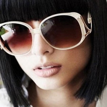 Каре брюнетка с челкой