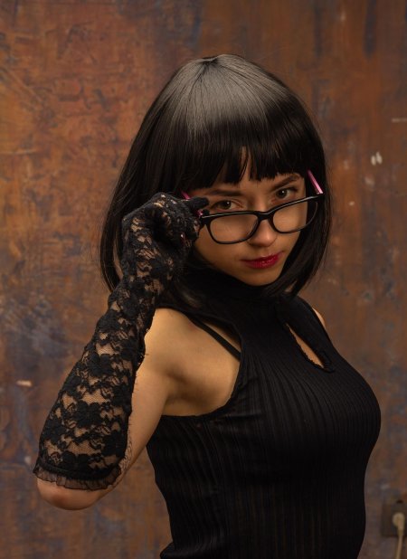 Девушка с каре в очках