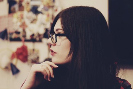 Красивая брюнетка в очках