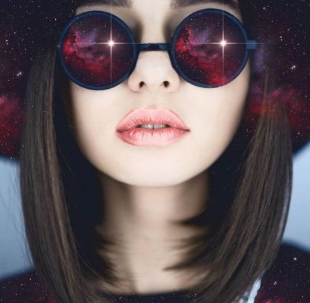 Девушка в очках