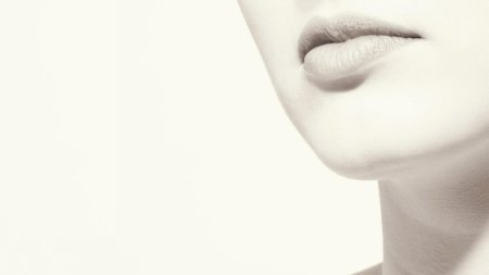 Белое на губах