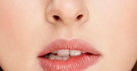 Красивые женские губы