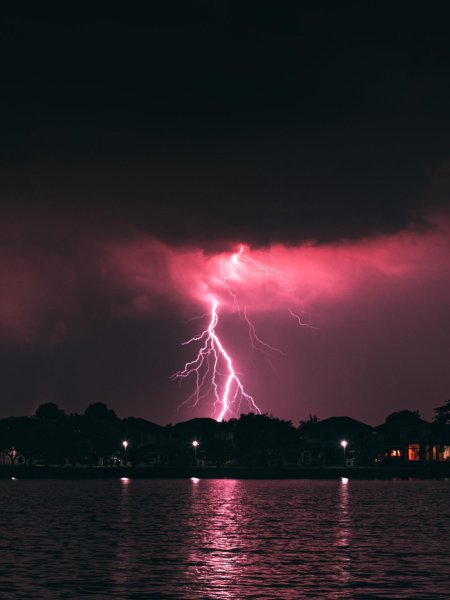 Молния ночью