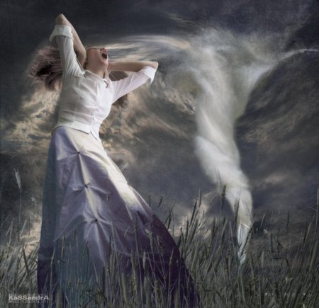 Женщина на ветру