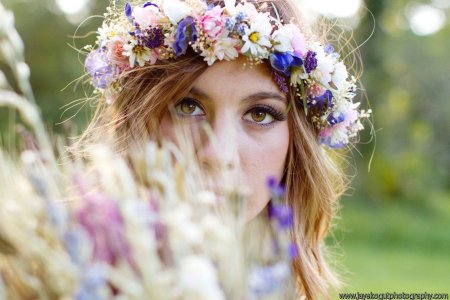 Девушка в венке из полевых цветов