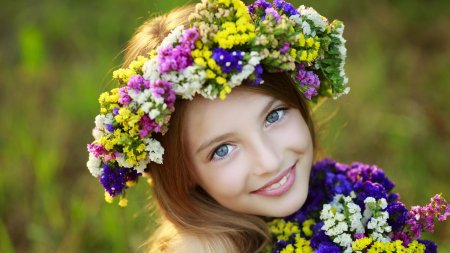 Девочка в венке из цветов