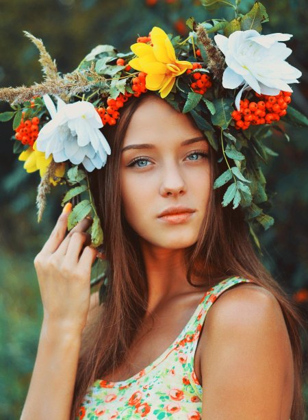 Девушка в венке из цветов