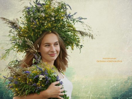 Девушка в венке из полевых цветов