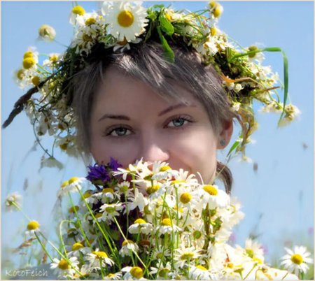 Девушка в венке из полевых цветов