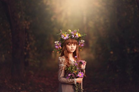 Девушка в венке из полевых цветов