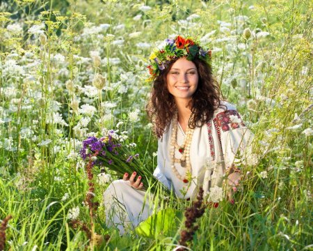 Девушка в венке