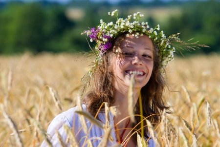 Девушка в венке из полевых цветов