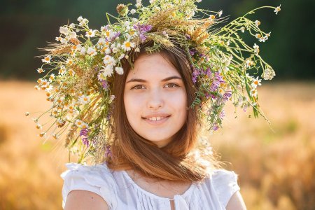 Девушка в венке из полевых цветов