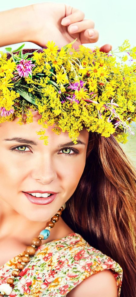 Девушка в венке из полевых цветов