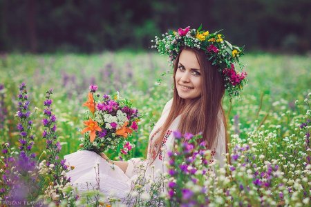 Девушка в венке из полевых цветов