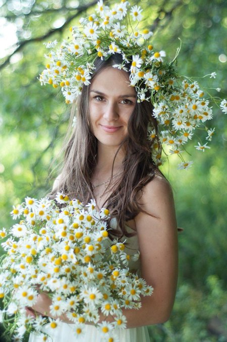 Девушка с ромашкой