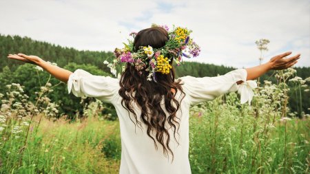 Девушка в венке