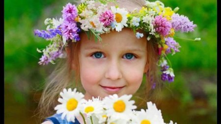 Девочка в венке из цветов