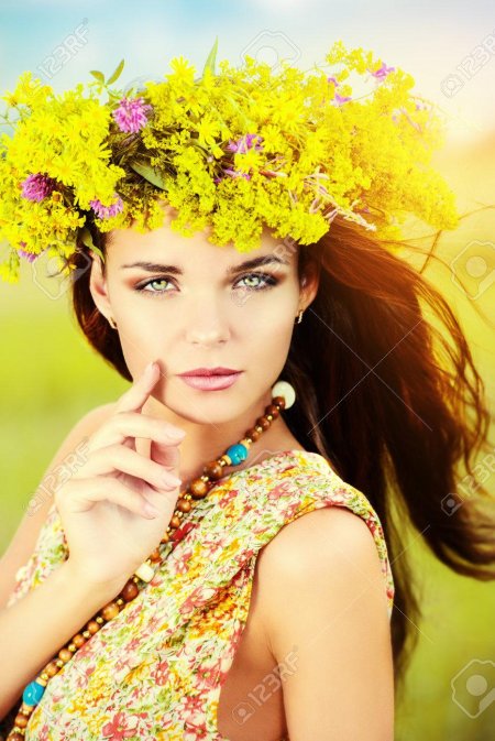 Девушка в венке из полевых цветов