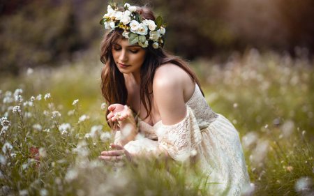 Девушка в венке