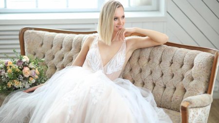 Невеста в свадебном платье