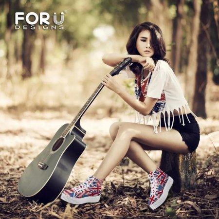 Девушка с электрогитарой