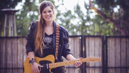 Девушка с электрогитарой