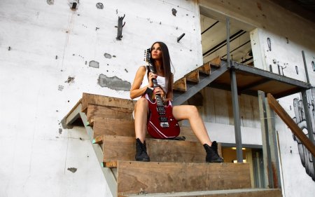 Девушка с электрогитарой