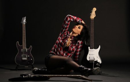 Девушка с электрогитарой