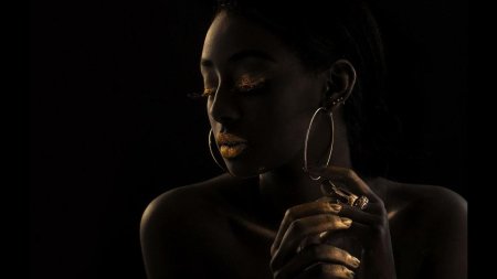 Картина черная девушка с золотом