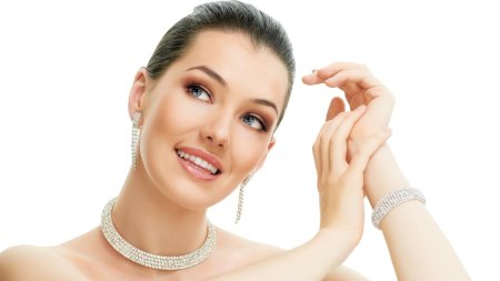 Ювелирные украшения на девушке