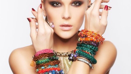 Девушка в украшениях