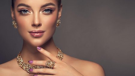 Ювелирные украшения на девушке