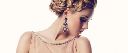 Ювелирные украшения на девушке