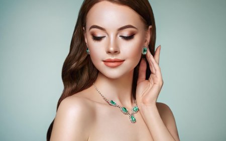 Ювелирные украшения на девушке