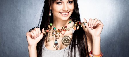 Девушка в украшениях