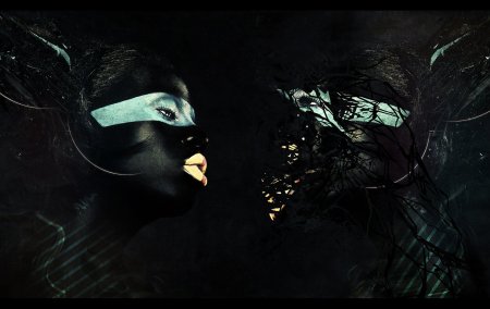 Девушка в черной маске