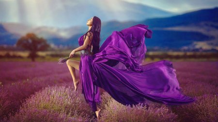 Девушка в фиолетовом платье