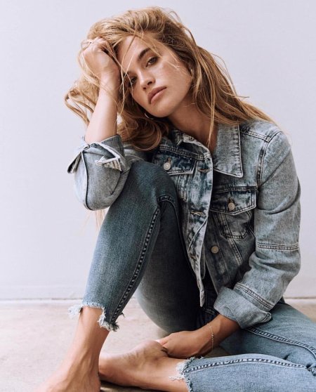 Девушка в джинсовке