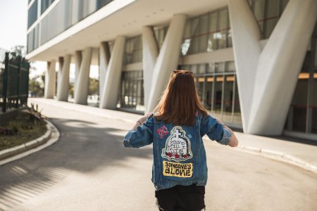 Девушка в джинсовой куртке