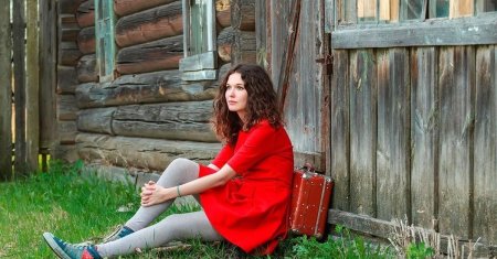 Девушка в деревенском доме