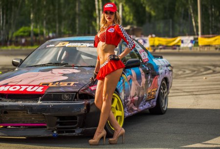 Девушки в гоночных автомобилях