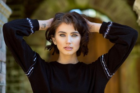 Девушка брюнетка