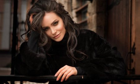 Красивая брюнетка