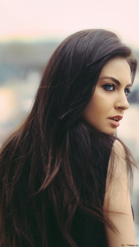 Девушка брюнетка